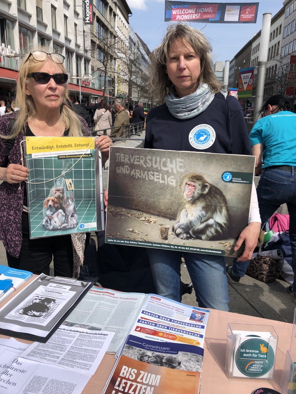 AK Tierschutz protestiert gegen Tierversuche